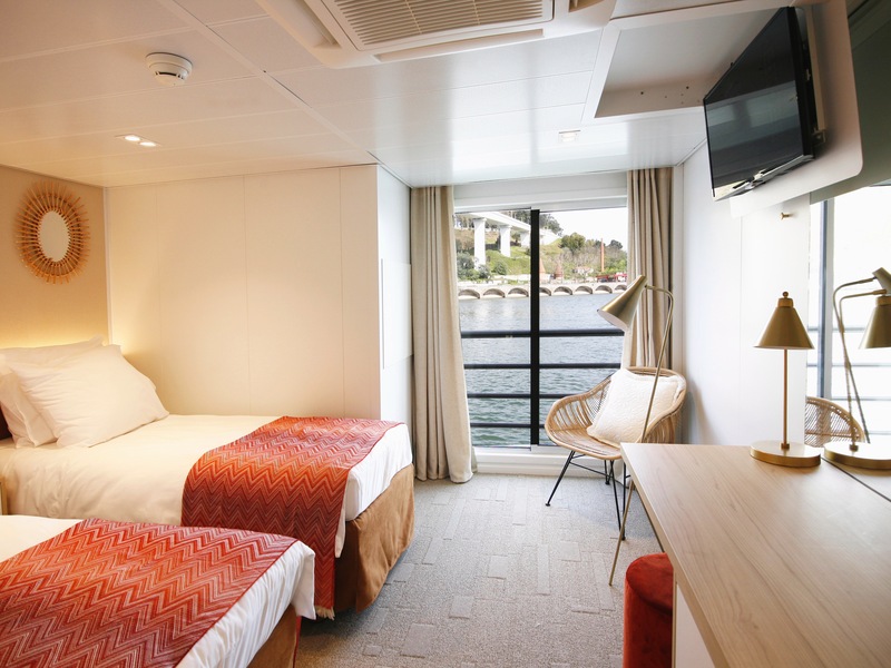 Middle Deck 2 Single Beds Suite Cat B